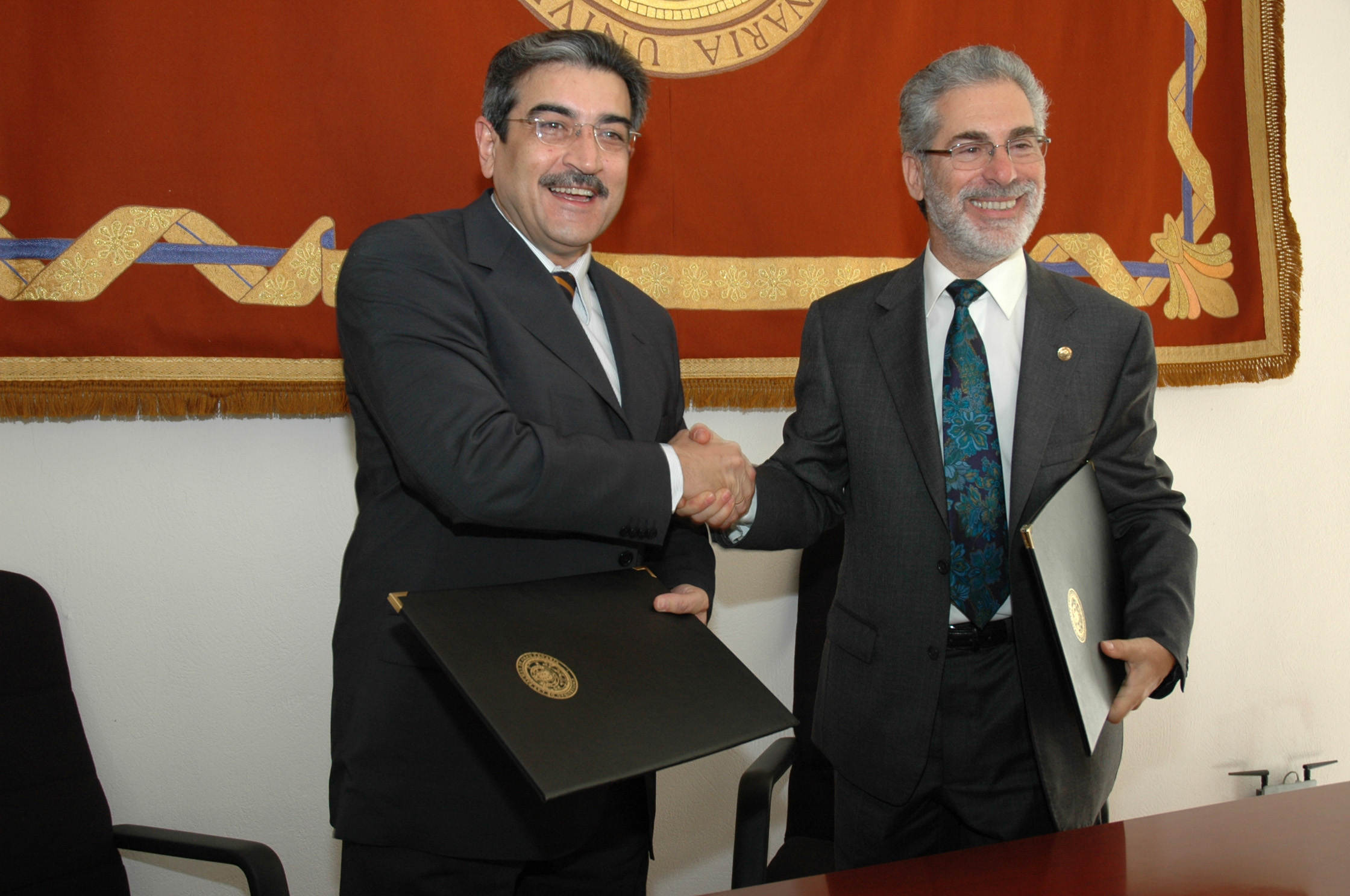 Otro momento de la firma del convenio