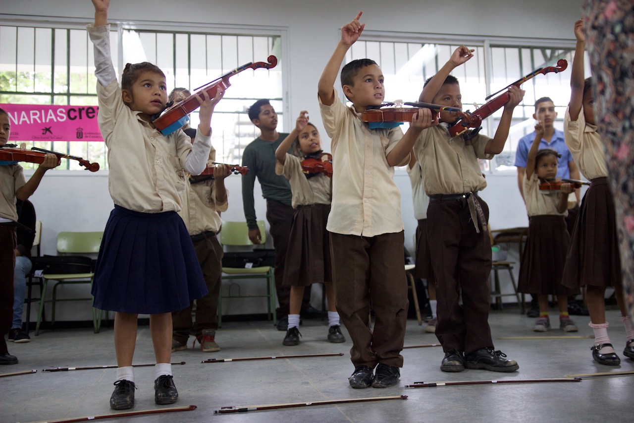 Niños de Honduras tocando el violín