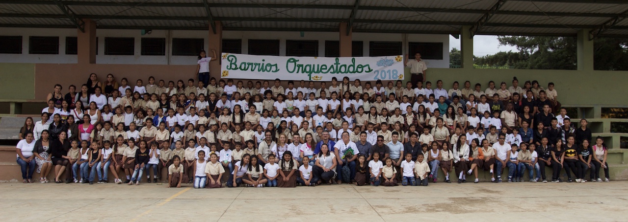 grupo de niños en Honduras con sus profesores