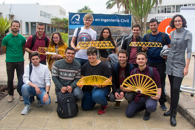 Grupo estudiantes participantes en concurso puentes espaguetis