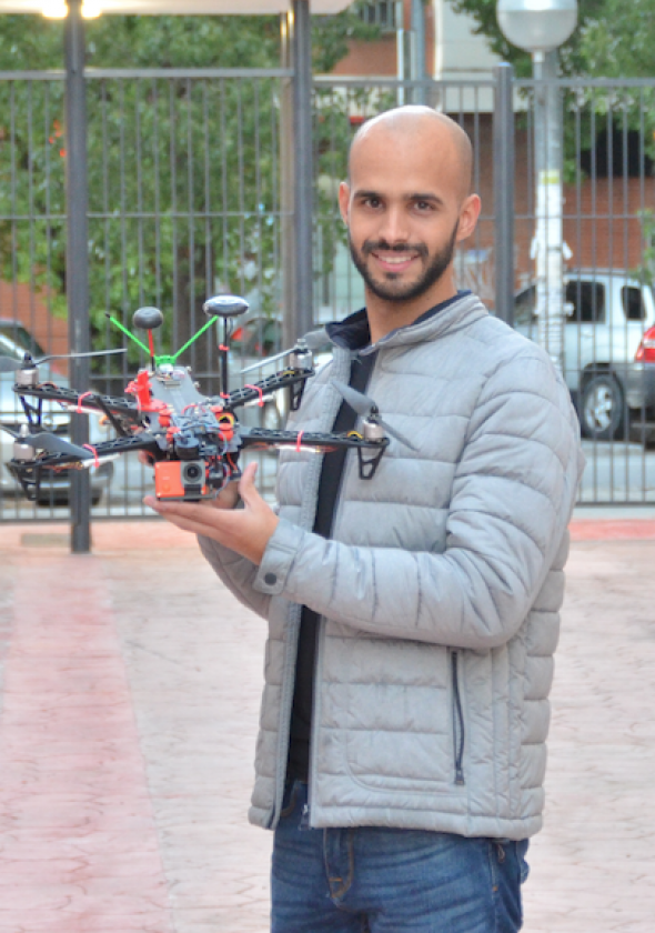 Manuel Perez sujeta un dron