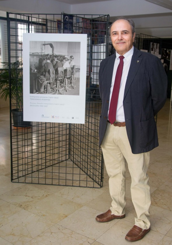 Jesús Baigorri junto a cartel de la exposición