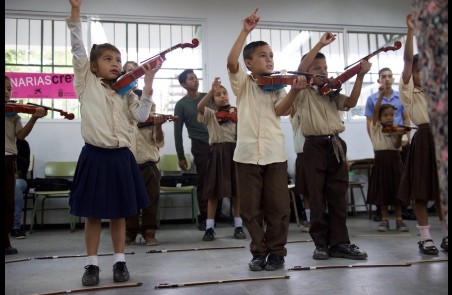 niños de Honduras tocando violín