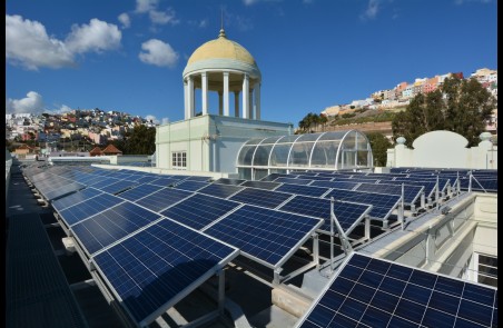 placas solares delante de la cúpula del rectorado